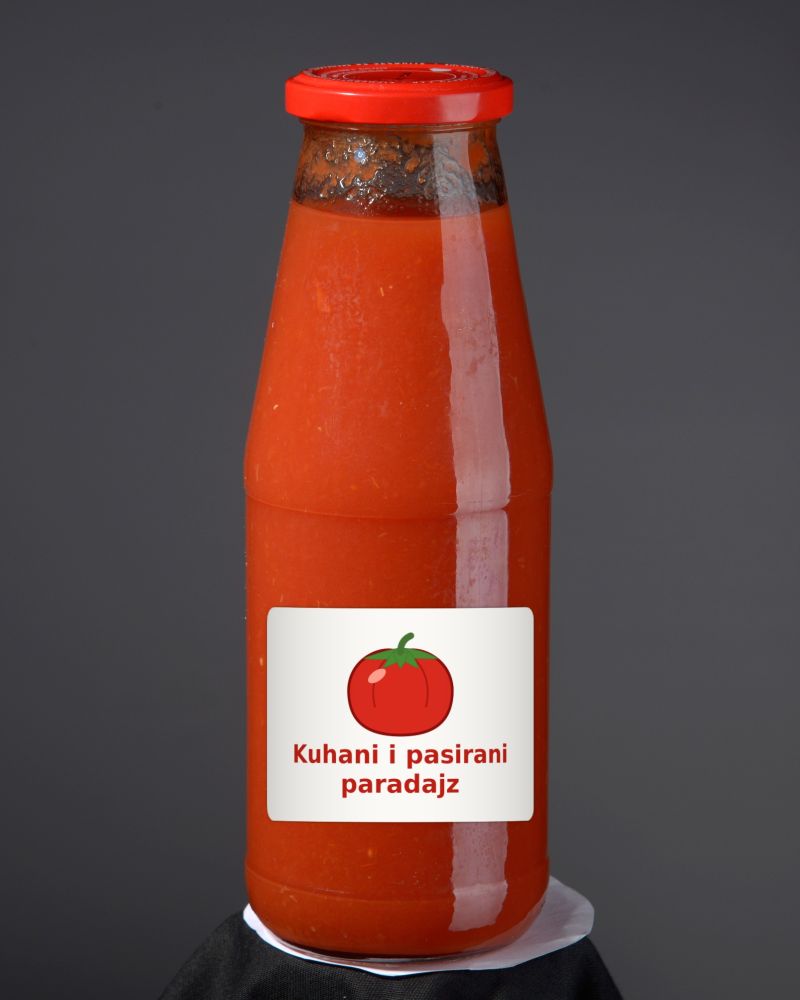 Kuhani i pasirani paradajz u boci